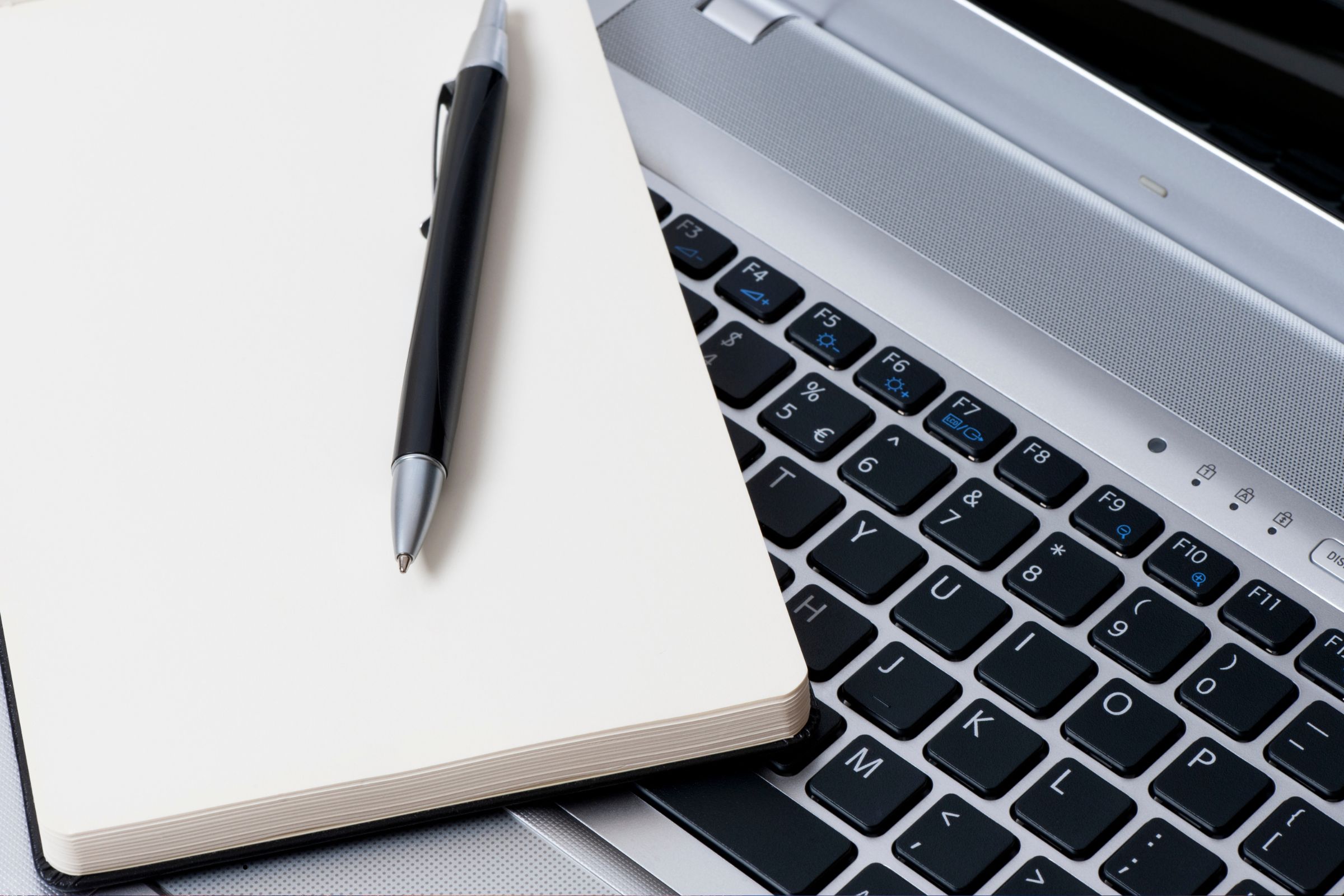 Carnet et ordinateur portable – analyses juridiques de JANSSENS Law Firm